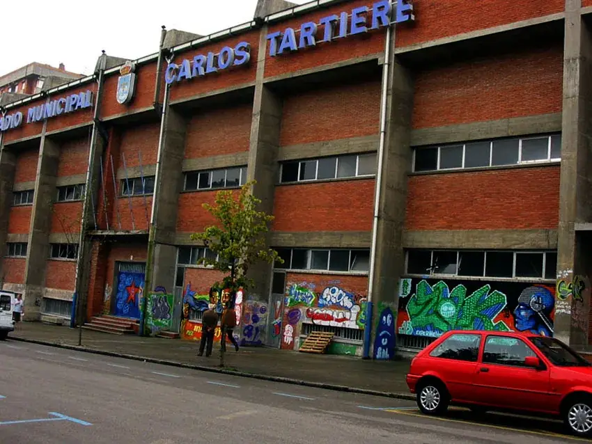 Estadio Carlos Tartiere, Oviedo, Španělsko — fotbalový stadion s kapacitou 16 500 diváků