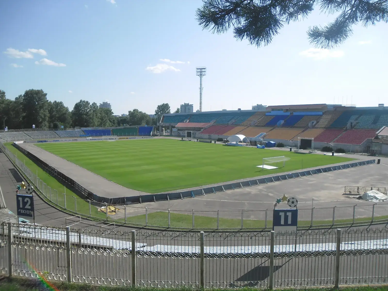 Traktor Stadium, Minsk, Bělorusko — fotbalový stadion s kapacitou 17 600 diváků