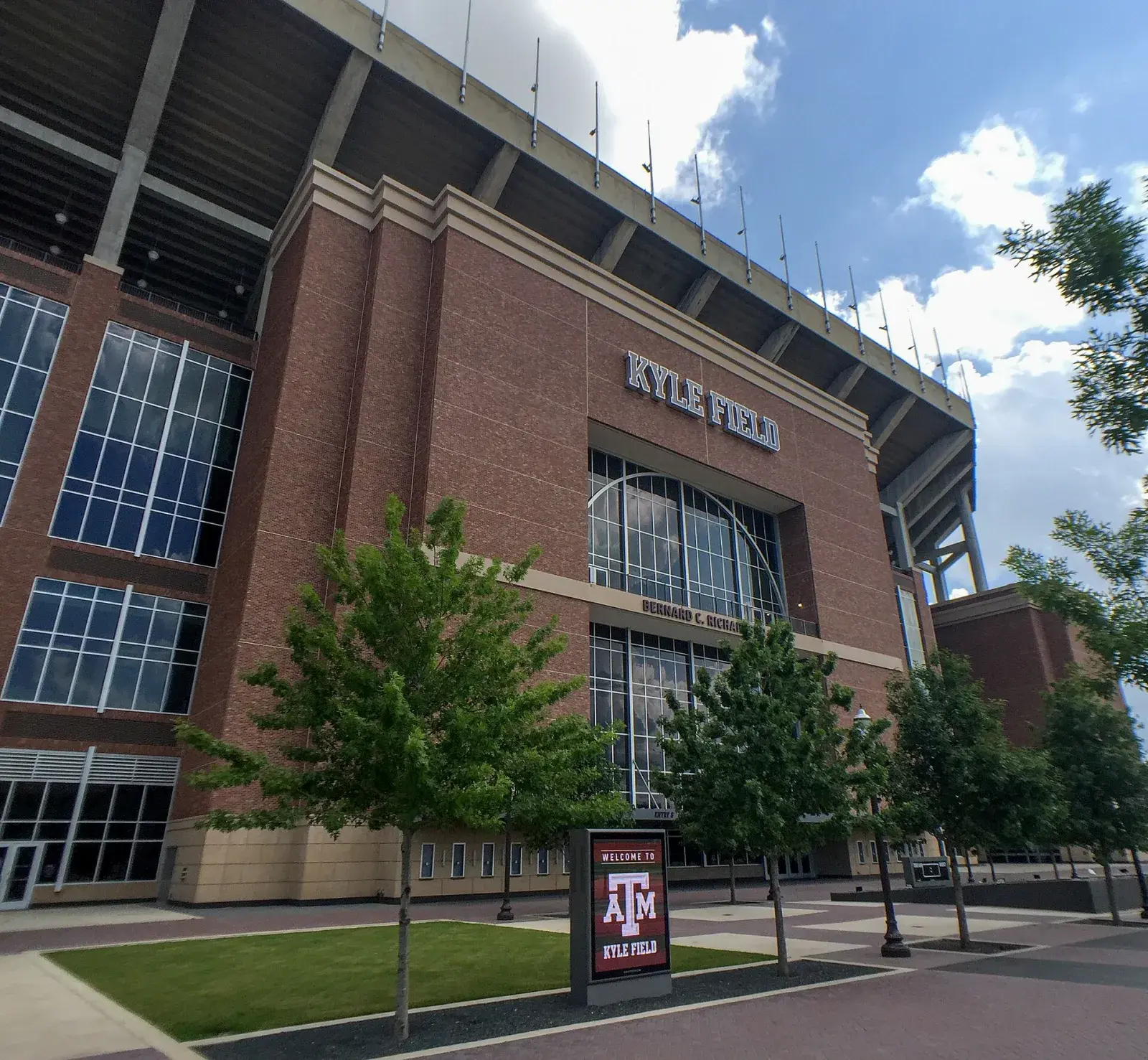 stadium.imageMeta.altBase — stadium.imageMeta.altCapacity