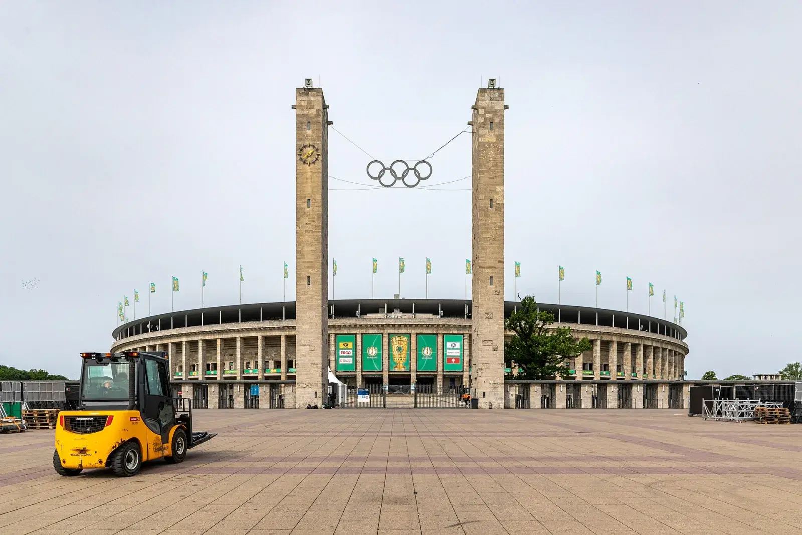stadium.imageMeta.altBase — stadium.imageMeta.altCapacity — stadium.imageMeta.altClub